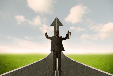 İşadamı 3D yolda ilerleyen okla lokking 