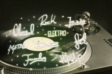 Vinil ve müzik türleri yazan turntable 