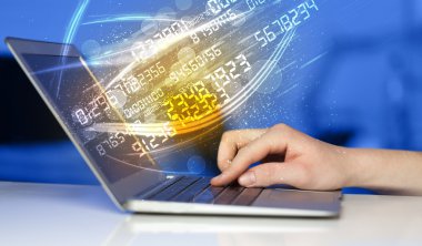 Modern defter üzerinde gelen sayı teknoloji veri ile yazarak adam