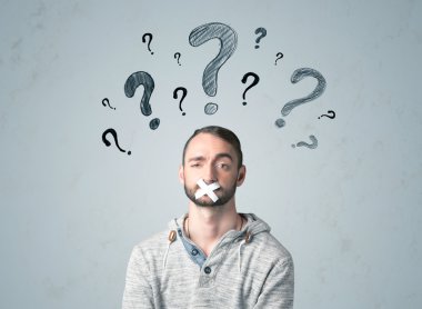 Ağzı yapış yapış ve soru işaretleri olan genç bir adam.