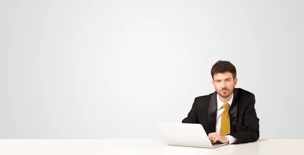 Homem de negócios com fundo branco — Fotografia de Stock