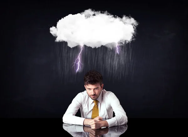 Депрессивный бизнесмен, сидящий под облаком — стоковое фото