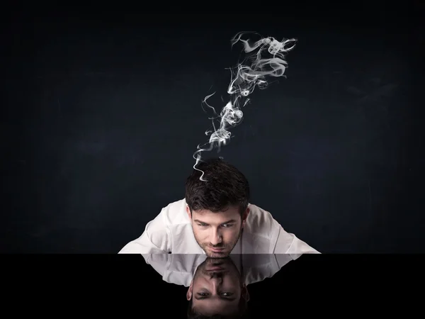 Депрессивный бизнесмен с дымящейся головой — стоковое фото