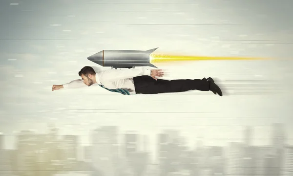 Супергерой бизнесмен летит с реактивным ранцем над городом — стоковое фото