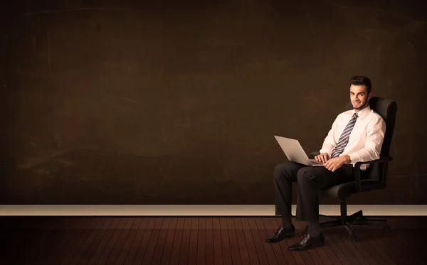 Affärsman håller hög teknisk laptop på bakgrund med copyspac — Stockfoto