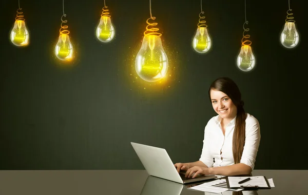 Mujer de negocios con bombillas de ideas — Foto de Stock