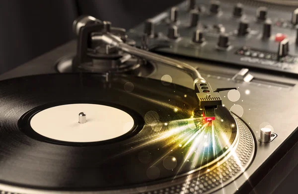 Musik-Player, der Schallplatten mit Leuchtlinien spielt, die aus der Notwendigkeit kommen — Stockfoto