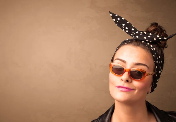 Retrato de una joven guapa con gafas de sol y copyspace —  Fotos de Stock