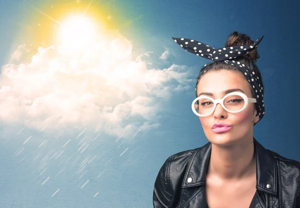 Joven mirando con gafas de sol a las nubes y al sol — Foto de Stock