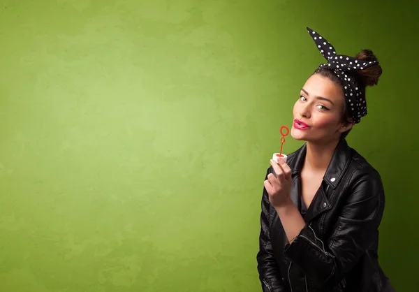 Bella donna che soffia bolla di sapone su sfondo copyspace — Foto Stock