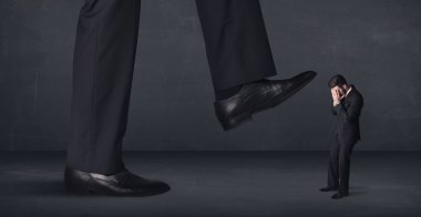 Dev kişi küçük işadamı kavramı üzerinde adım