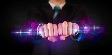 İş adamı gelecekteki teknoloji veri ağı tutuyor 