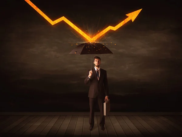 Uomo d'affari in piedi con ombrello mantenendo freccia arancione — Foto Stock