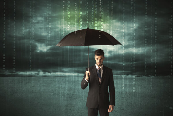 Деловой человек, стоящий с зонтичной концепцией защиты данных