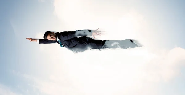 Hombre de negocios volando como un superhéroe en las nubes en el cielo —  Fotos de Stock