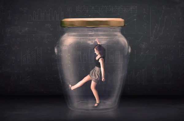 Femme d'affaires enfermée dans un concept de bocal en verre — Photo