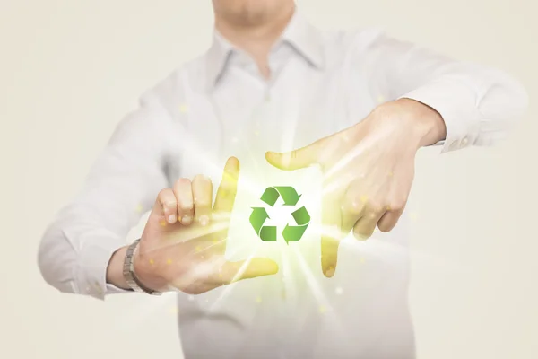 Mãos criando um formulário com sinal de reciclagem — Fotografia de Stock