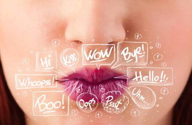 Beyaz baloncuklu güzel kırmızı dudaklar.