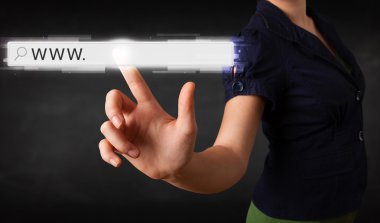Web tarayıcınızın adres çubuğuna www si ile temas genç iş kadını