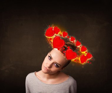 Kafasında kalp çizimleri olan genç bir kız.