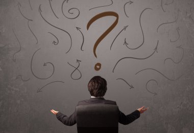 İş adamı soru işareti skecine bakıyor.