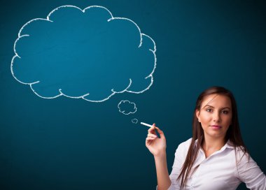 Fikir bulutuyla sigara içen güzel bayan