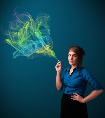 Güzel bayan renkli dumanlı sigara içiyor.