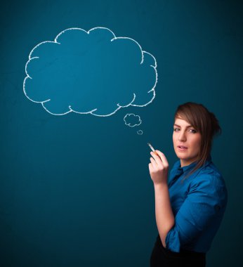 Fikir bulutuyla sigara içen güzel bayan