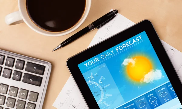 タブレット pc のコーヒーのカップと画面に天気予報を表示 — ストック写真