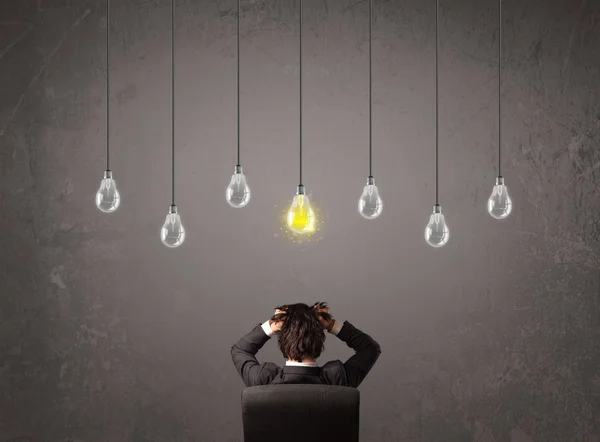 Affärsman framför idén glödlampor koncept — Stockfoto