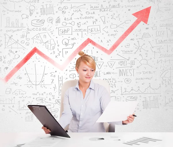 Biznes kobieta siedzi przy stole z diagramów rynkowych — Zdjęcie stockowe