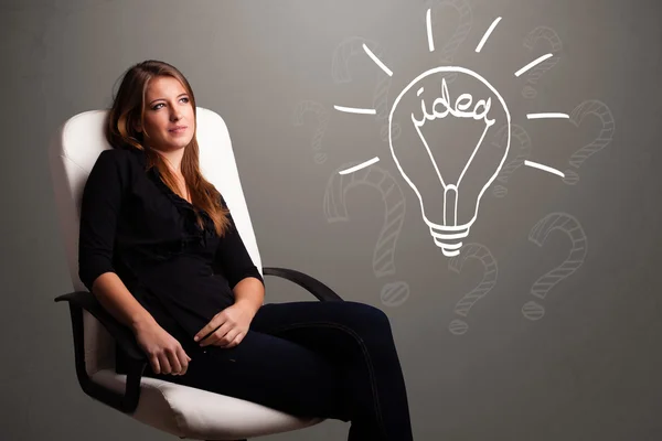 Menina comutando com um sinal de ideia bubl luz — Fotografia de Stock