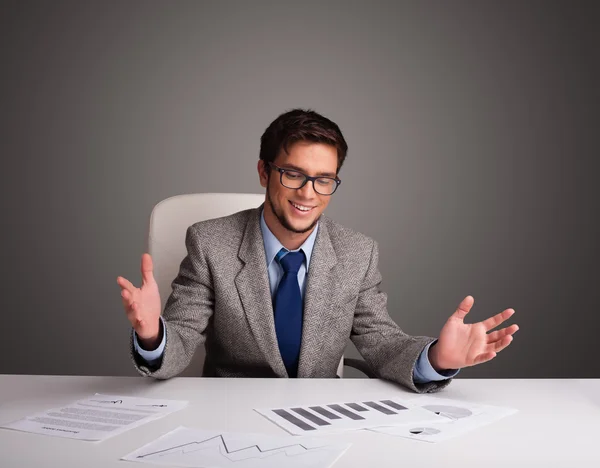 Biznesmen siedzi przy biurku i robi papierkową robotę — Zdjęcie stockowe