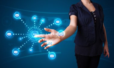 Sanal ileti tipindeki simgelere basan kadın