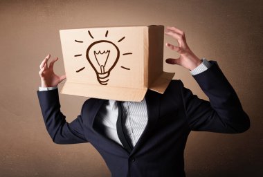 işadamı ile bir karton kutu ile Light kafasına el hareketi