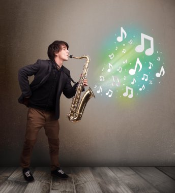 jonge musicus spelen op saxofoon terwijl muzieknoten explodin