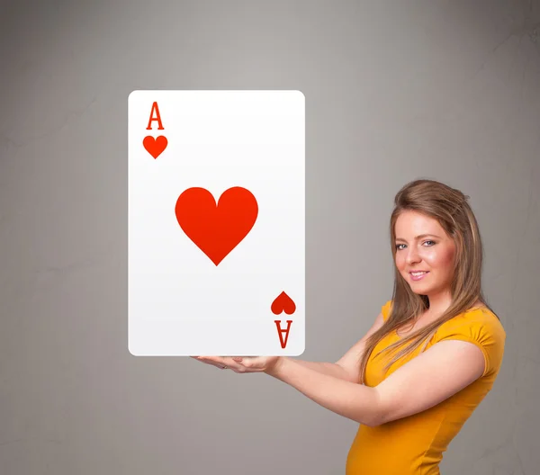 Beautifu mujer sosteniendo un as corazón rojo — Foto de Stock