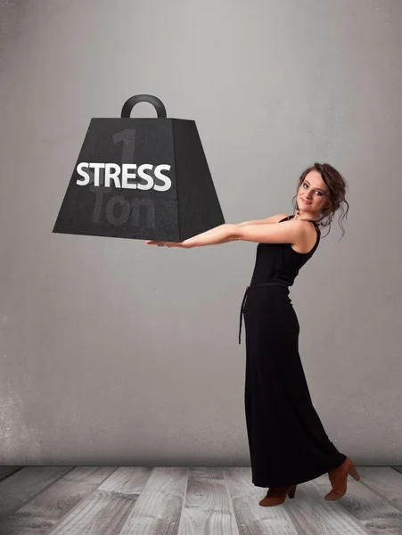 Junge Frau mit einer Tonne Stressgewicht — Stockfoto