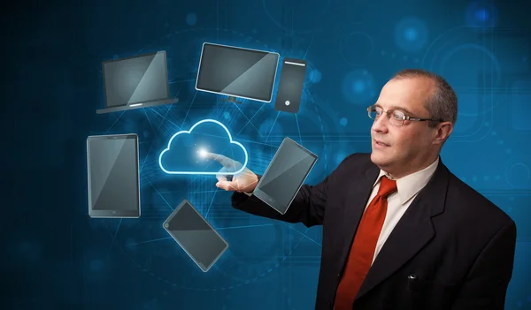 Zakenman raakt high-tech cloud service — Stockfoto