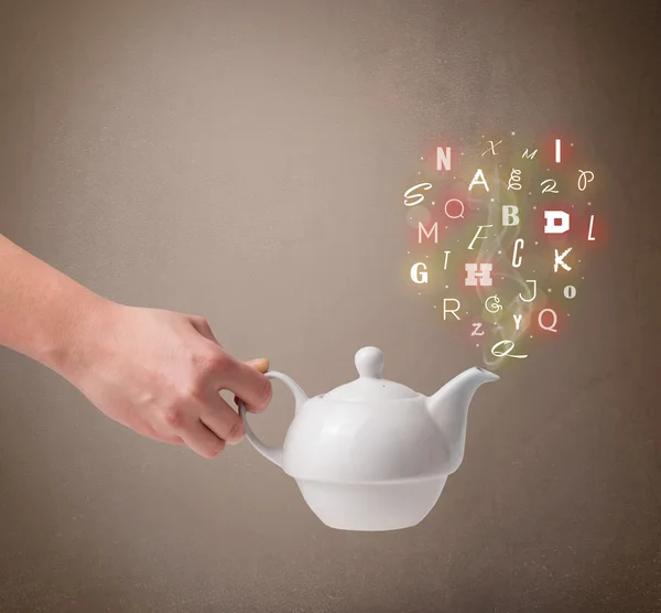 Teekanne mit bunten Buchstaben — Stockfoto