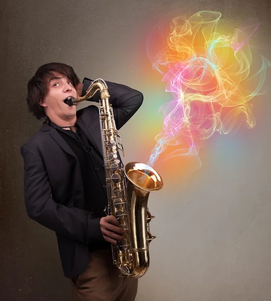 Attraente musicista che suona su sassofono con astratto colorato — Foto Stock