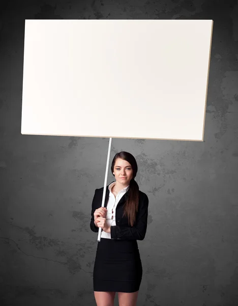 Mujer de negocios con pizarra blanca en blanco — Foto de Stock