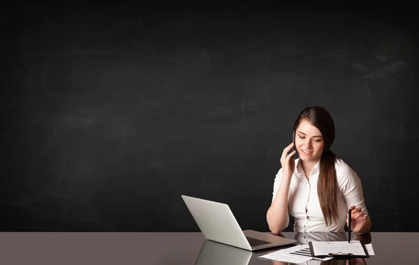 Empresaria con fondo negro — Foto de Stock