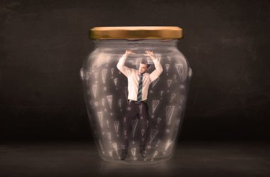 ünlem işareti kavramı ile kavanoza iş adamı tuzağa