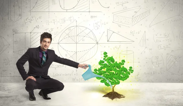 Homme d'affaires arrosant un arbre croissant de signe de dollar vert — Photo