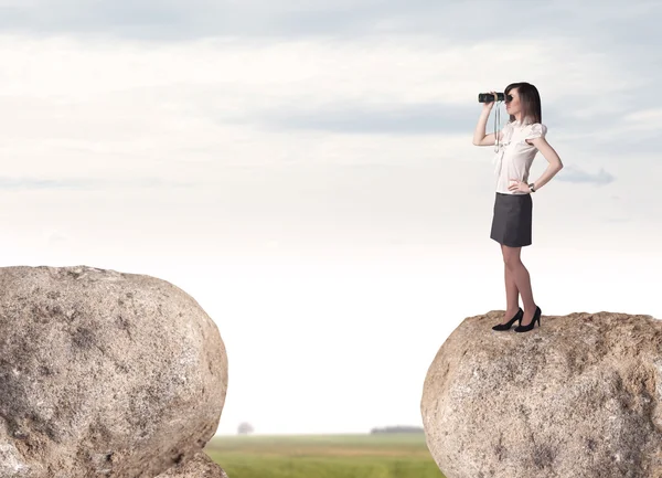 Mujer de negocios en la montaña rocosa — Foto de Stock