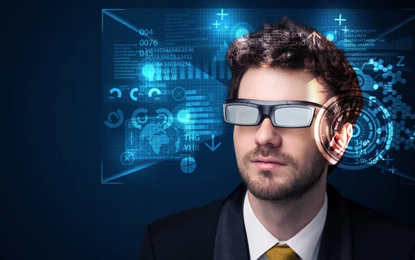 Hombre joven mirando con gafas futuristas inteligentes de alta tecnología — Foto de Stock