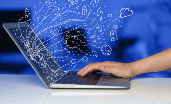 Mann drückt Notebook-Laptop-Computer mit Doodle-Symbol Cloud-Sym — Stockfoto