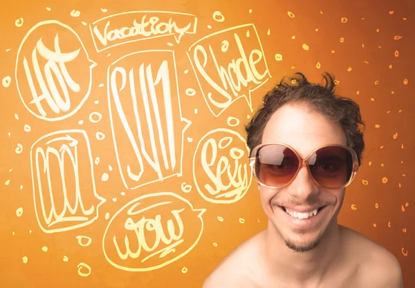 Fajny nastolatek z letnimi okularami i wakacyjną typografią — Zdjęcie stockowe