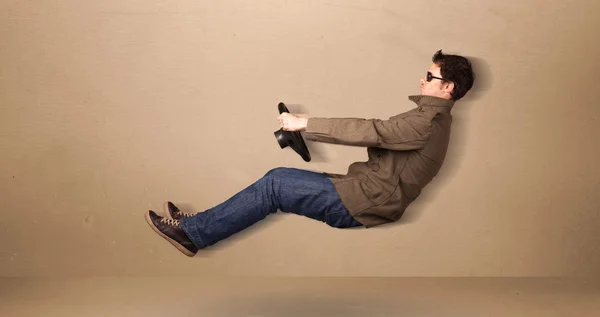 Feliz hombre divertido conduciendo un concepto de coche volador — Foto de Stock